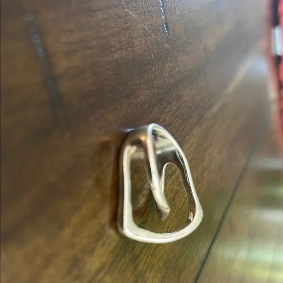 Elegant Sterling Silver Crossover Ring - Picture 5 of 6